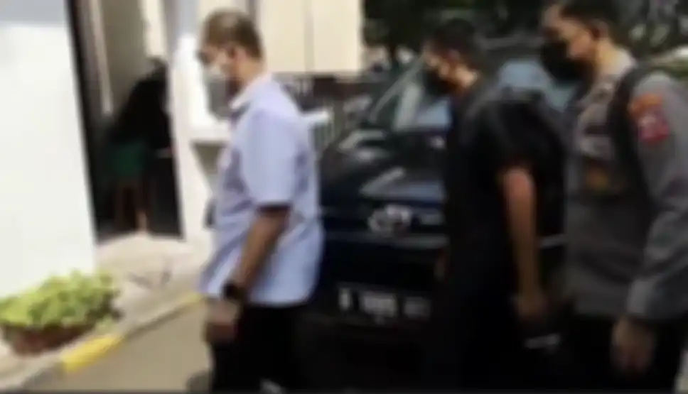 Bharada E akhirnya muncul ke publik usai dapat ultimatum dari sosok ini. Dia datang ke Komnas HAM dengan dikawa ketat. Ini foto terkininya.