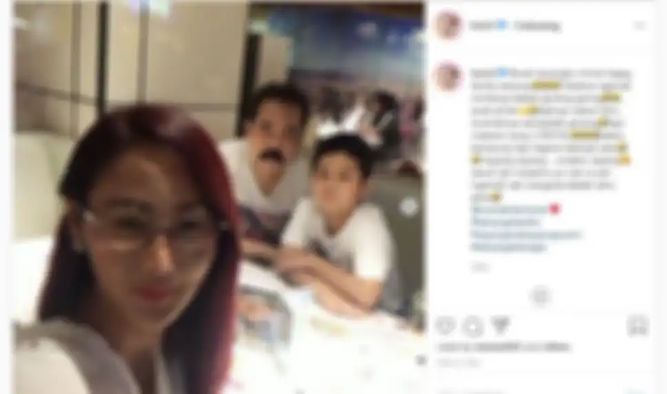Tangkap layar Inul Daratista sedang makan bersama keluarganya