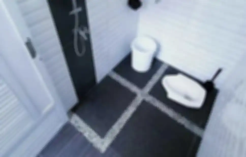 Desain kamar mandi sederhana nan murah tampak bersih kemilau karena trik begini. Kloset jongkok disorot. 8 foto estetiknya jadi bukti.