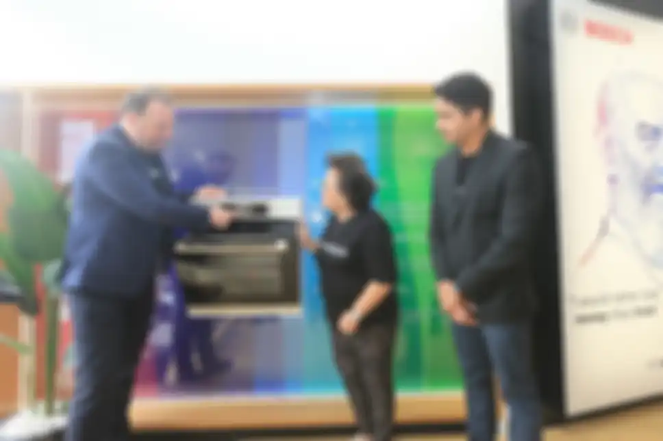 Martin A. Jäger, Chief Executive Officer & Head of ASEAN Bosch Home Appliances (kiri), Margaretha Enggawati Yasin, Owner PT. SICO, selaku Sales Partner Bosch di Indonesia (tengah), dan Anil Narula, President Director Bosch Home Appliances di Indonesia (kanan) dalam pembukaan Bosch Home Experience Center, Jakarta (8/02). 
