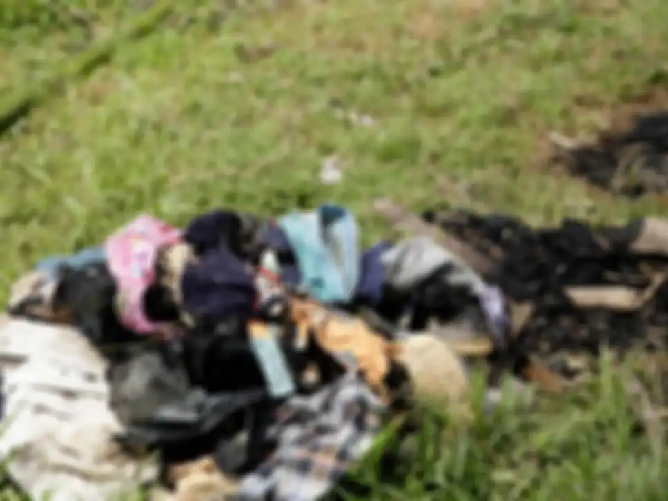 Pakaian bekas korban sekte sesat yang tewas terbakar, meliputi seorang wanita hamil dan kelima anaknya