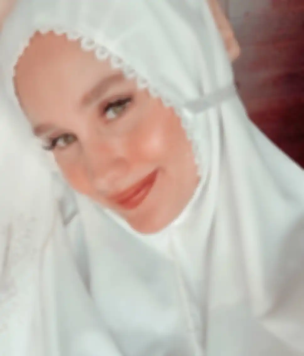 Penampilan anggun dan bersahaja Cinta Laura kenakan mukena cantik di hari lebaran 