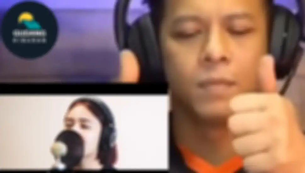 Ariel NOAH mendengarkan cover lagu yang dibawakan Amanda Manopo
