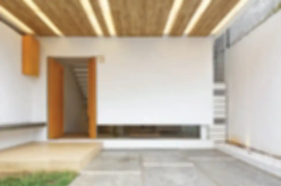 Lahan Sempit Bukan Masalah, Tilik Rekayasa Lantai Karya Delution Architect di Split-Grow House