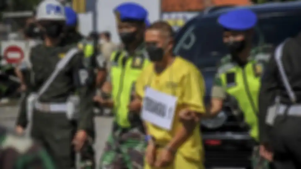 Kolonel Priyanto membentak anak buahnya yang terus merengek agar membawa korban kecelakaan Nagreg ke rumah sakit. 