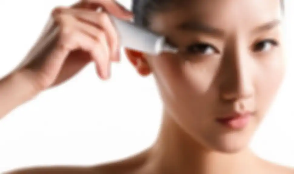 memakai eye cream