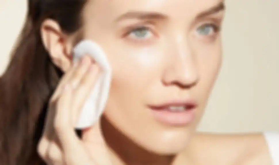 Memakai skincare