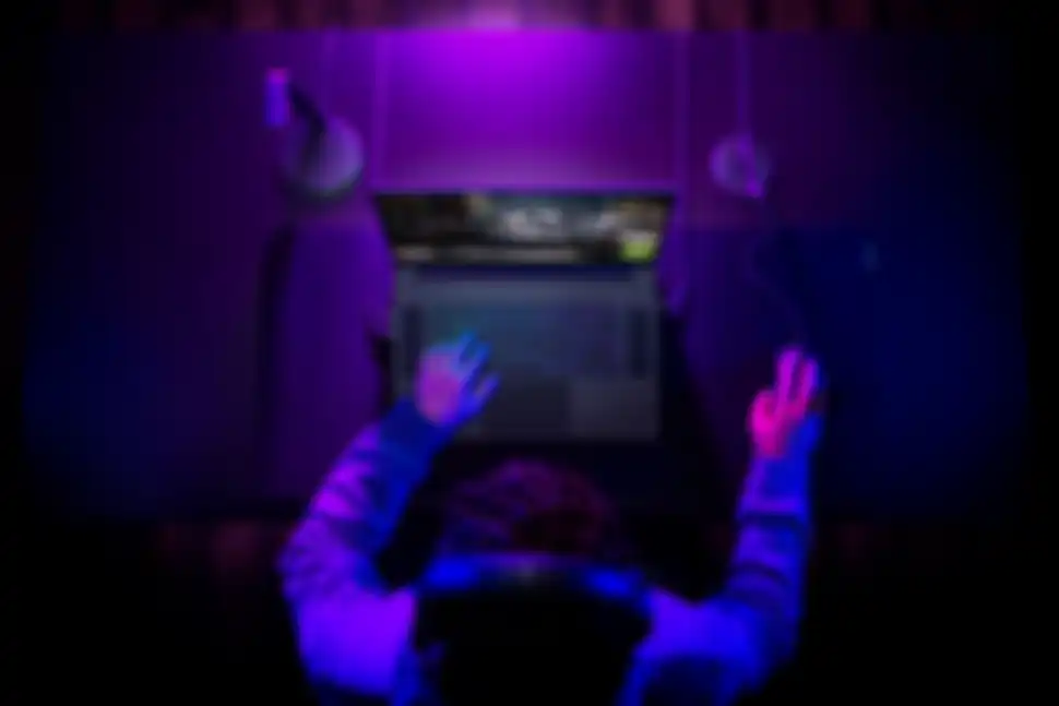 Ilustrasi bermain game di laptop Razer Blade 17