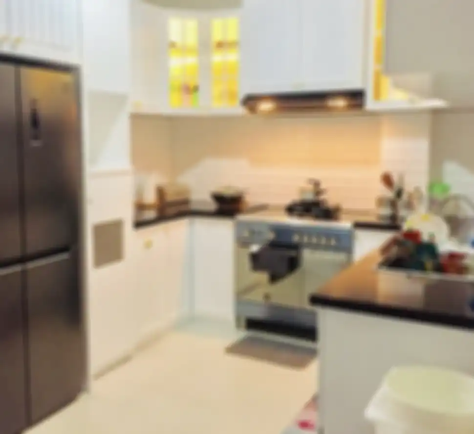 Foto interior desain dapur warna putih terlohat lebih lega karena gaya berbeda. Cocok buat pemilik rumah minimalis. 
