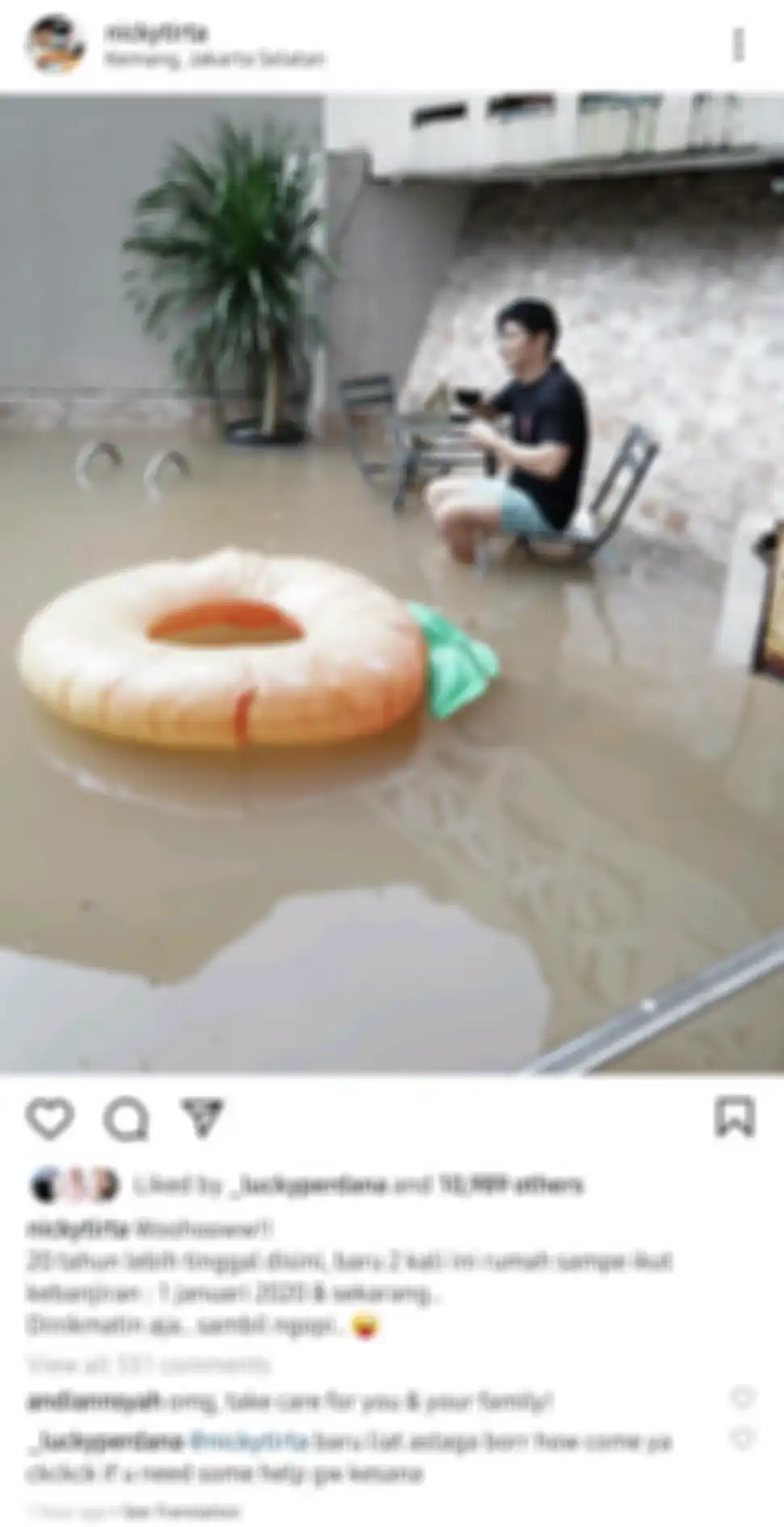 Nicky Tirta minum kopi di rumahnya yang kebanjiran.