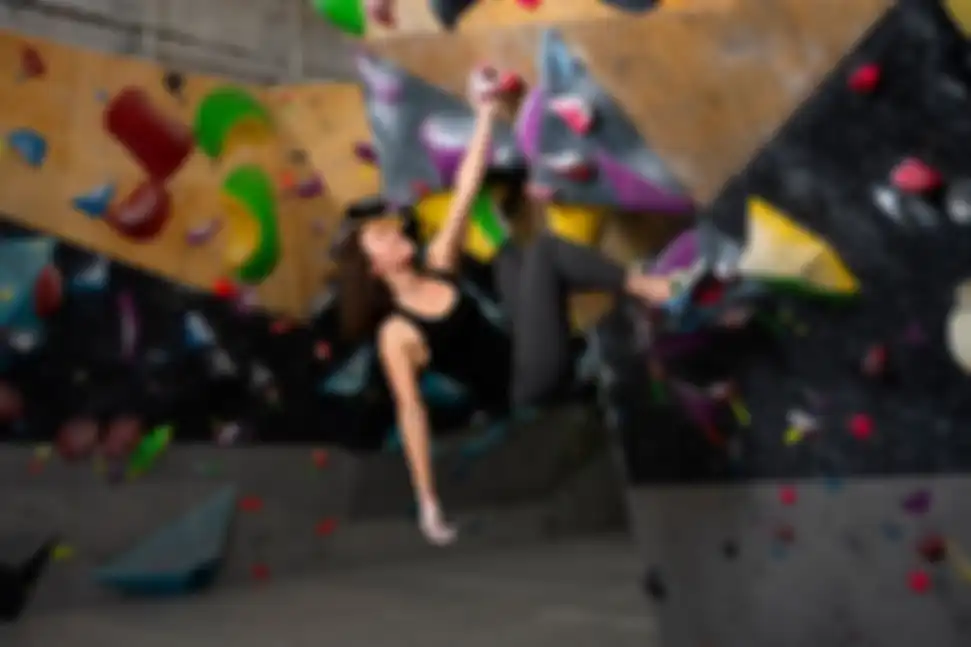 Ilustrasi melakukan olahraga wall climbing