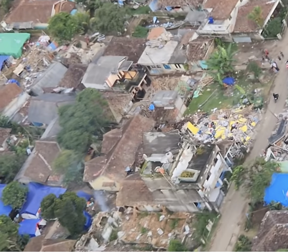 Senyum Lesti Kejora merekah di lokasi gempa Cianjur saat ditemani sahabat Raffi Ahmad. Foto Rizky Billar disorot.