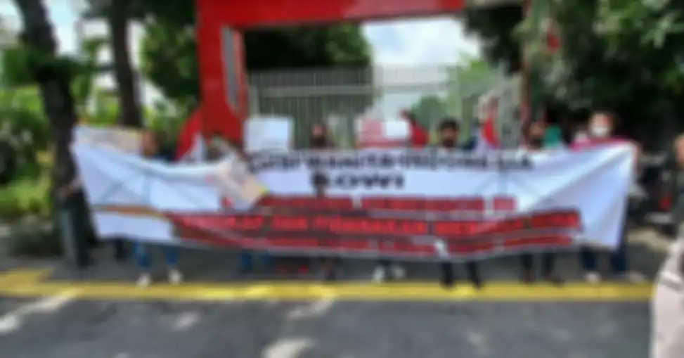 oalisi Wanita Indonesia (KOWI) menyuarakan suaranya di depan Kementerian Sosial Republik Indonesia terkait donasi rumah untuk Gala Sky oleh Marissya Icha.