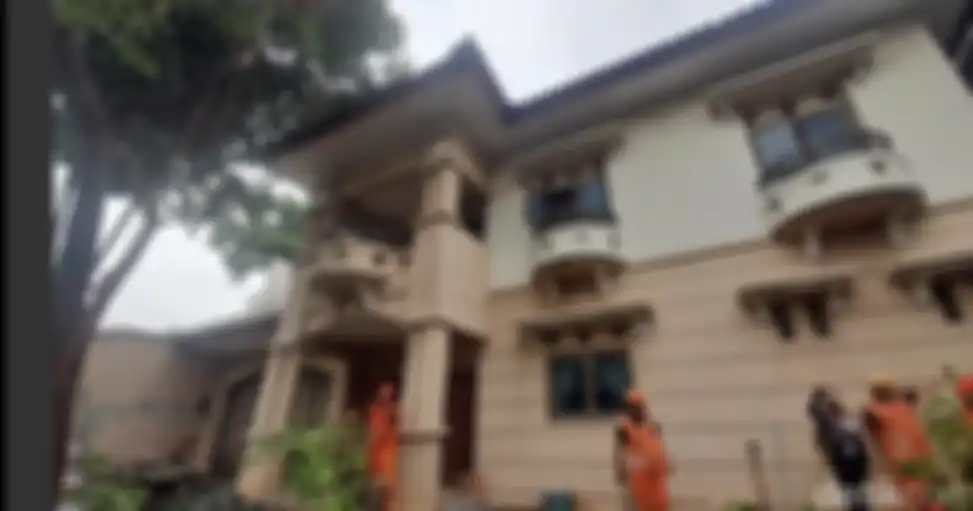 Tiko yang biasanya menerima bantuan uang dan sembako dapat pekerjaan dari sosok ini. Foto interior rumah mewah Ibu Eny beredar.