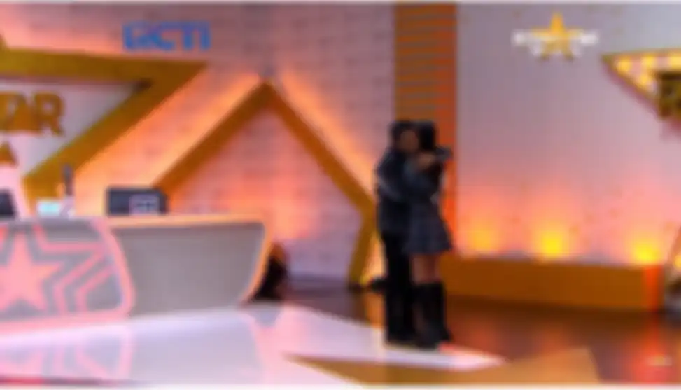 Ariel saat memeluk Miriam Eka