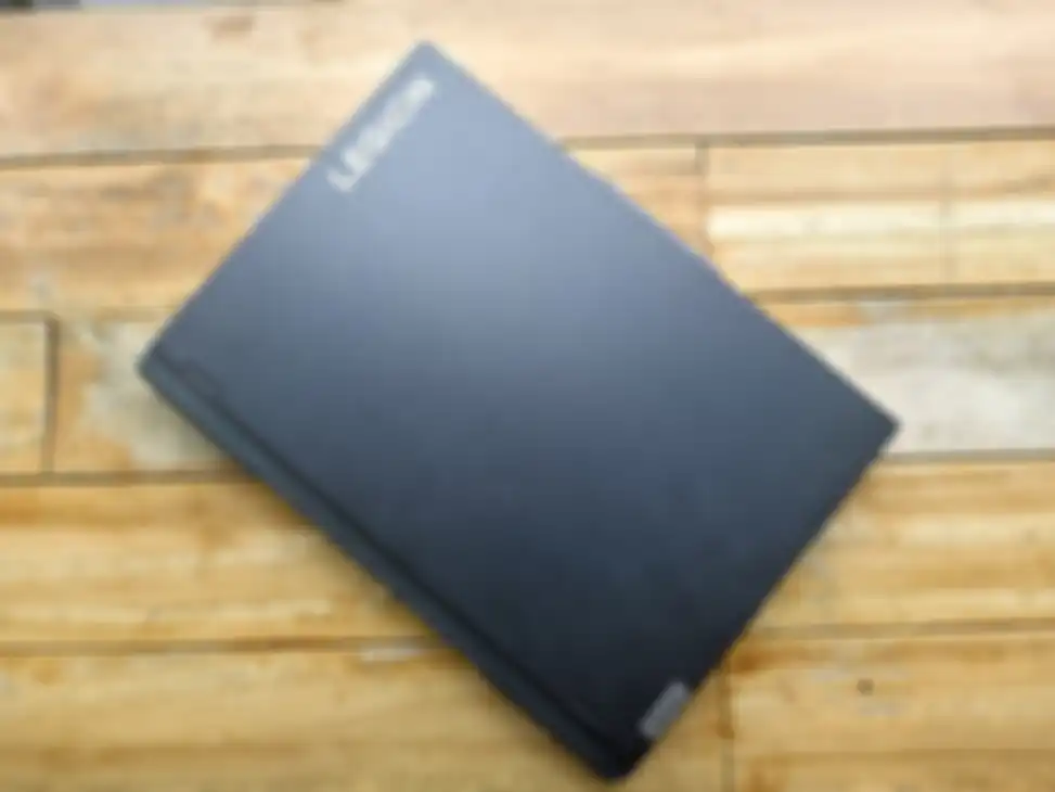 Desain Lenovo Legion Pro 5 yang polos, membuatnya terlihat lebih profesional