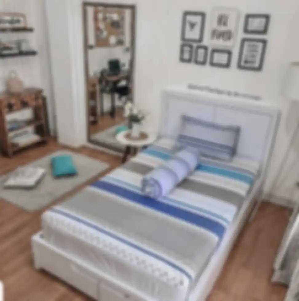 Desain kamar tidur sederhana tapi mewah ini bikin Ibu-ibu jadi malas kemana-mana. Intip 9 foto estetiknya yuk. Nyaman abis, kan?