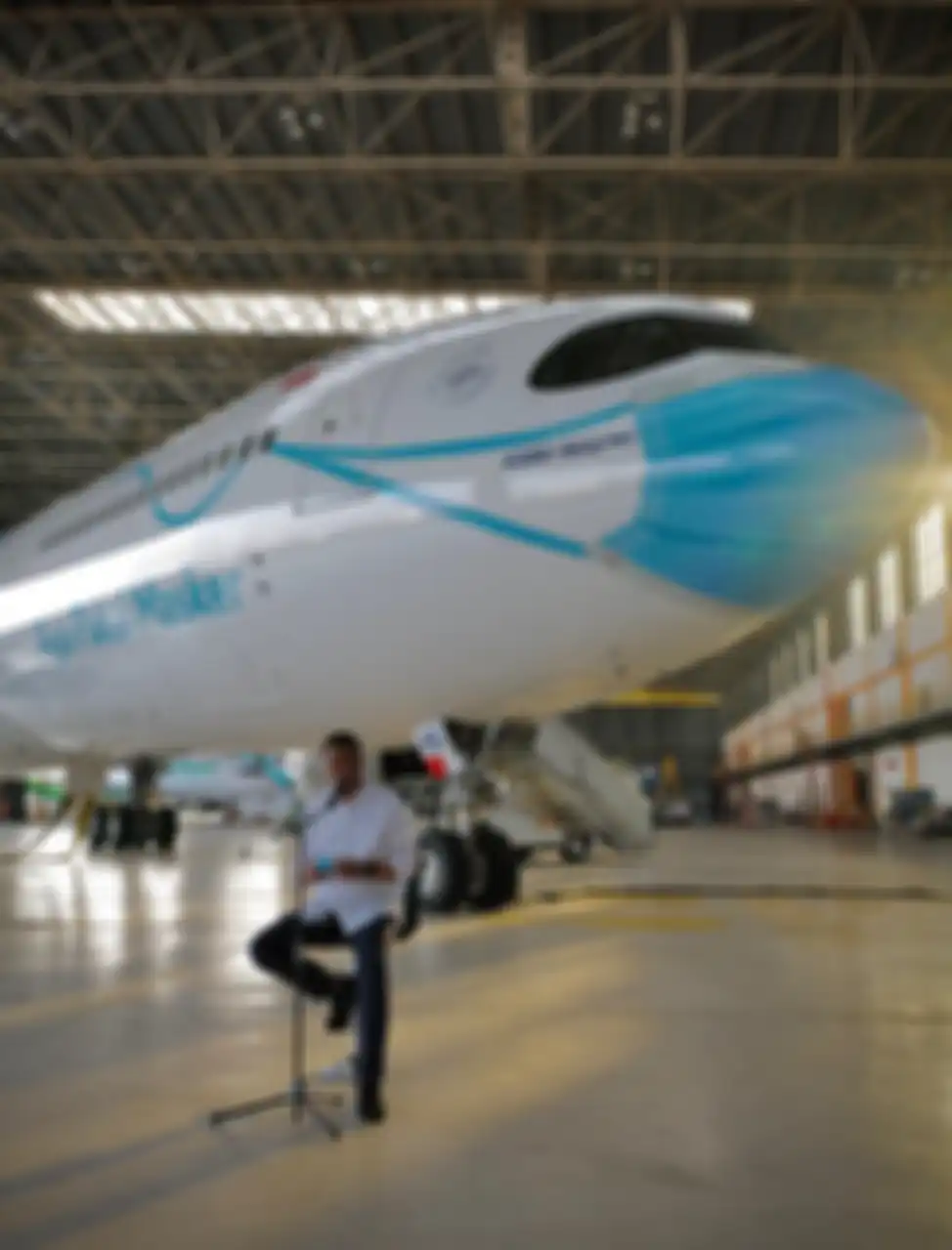 Direktur Utama Garuda Indonesia Irfan Setiaputra memberikan keterangan dalam acara peluncuran livery pesawat Garuda Indonesia "Ayo Bermasker"