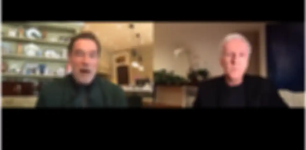 James Cameron (kanan) dan aktor Arnold Schwarzenegger dalam bincang virtual 2020 World Australian Summit 