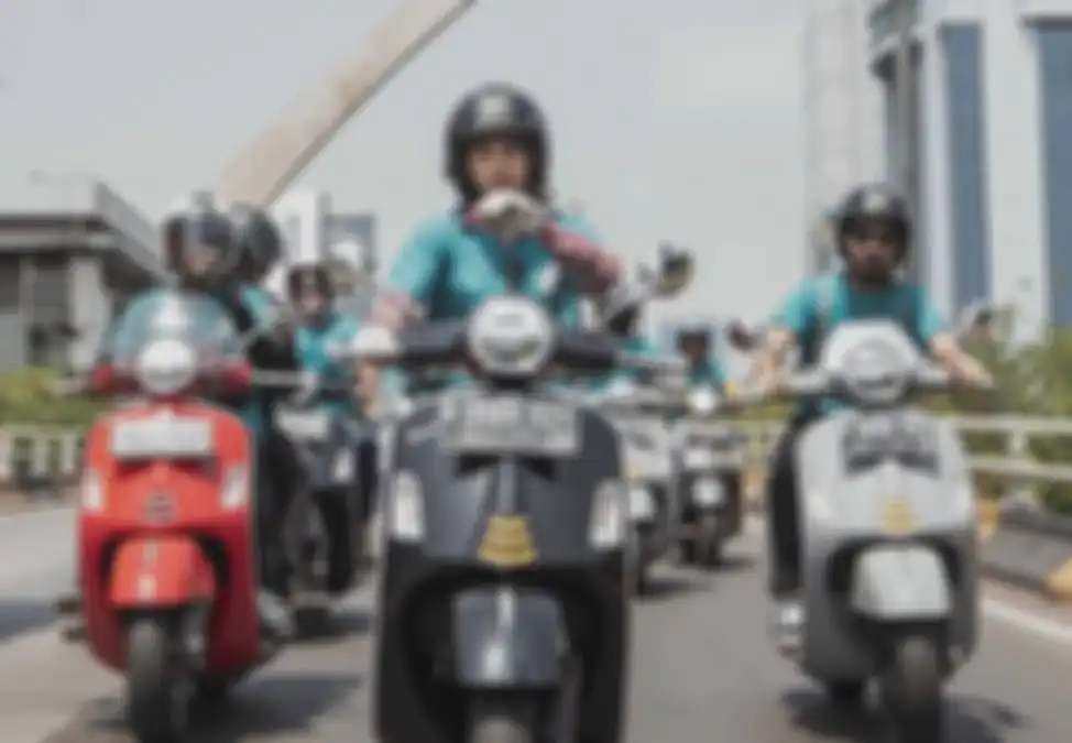 Ilustrasi anak muda naik Vespa matic