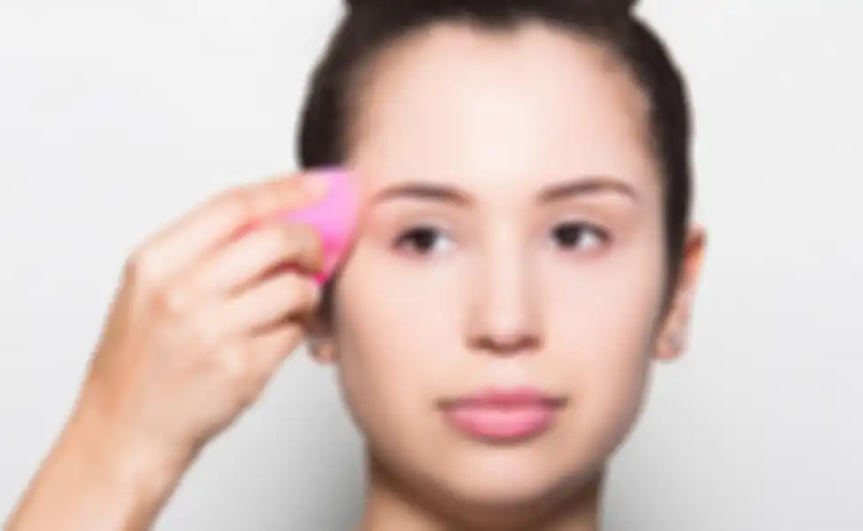 memakai foundation dengan beauty blender