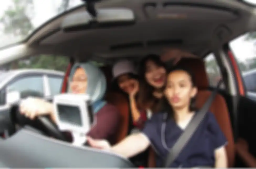 Tips nge-vlog di mobil agar makin seru dan aman