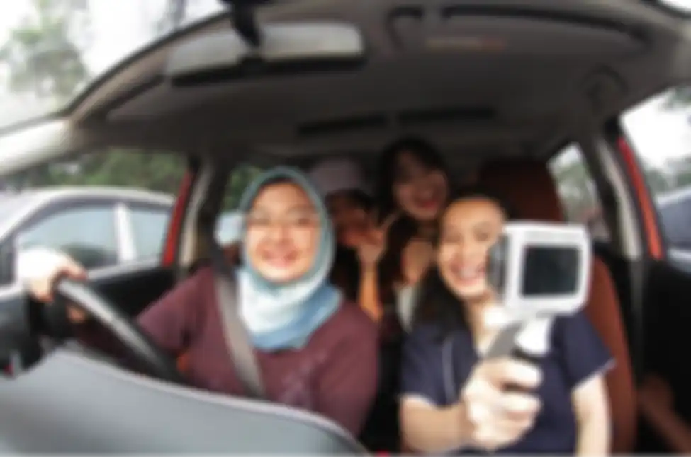 Tips nge-vlog di mobil agar makin seru dan aman