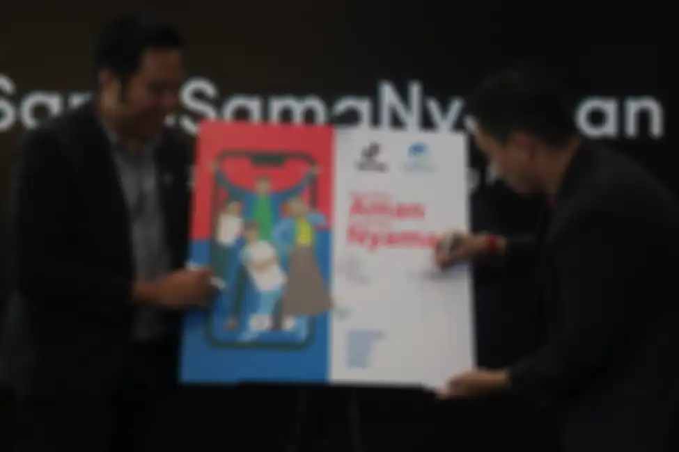 Donny Eryastha dan Adiat Yori Rambe saat meluncurkan panduan bebas cyber bully