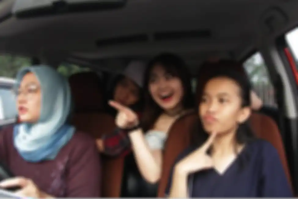 Tips nge-vlog di mobil agar makin seru dan aman