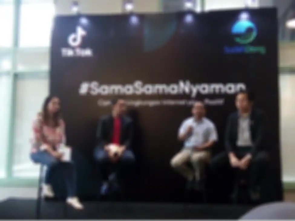 Utari Hues, Yori, Ferdinandus Setu, dan Donny Eryastha saat acara peluncuran panduan bebas cyber bully