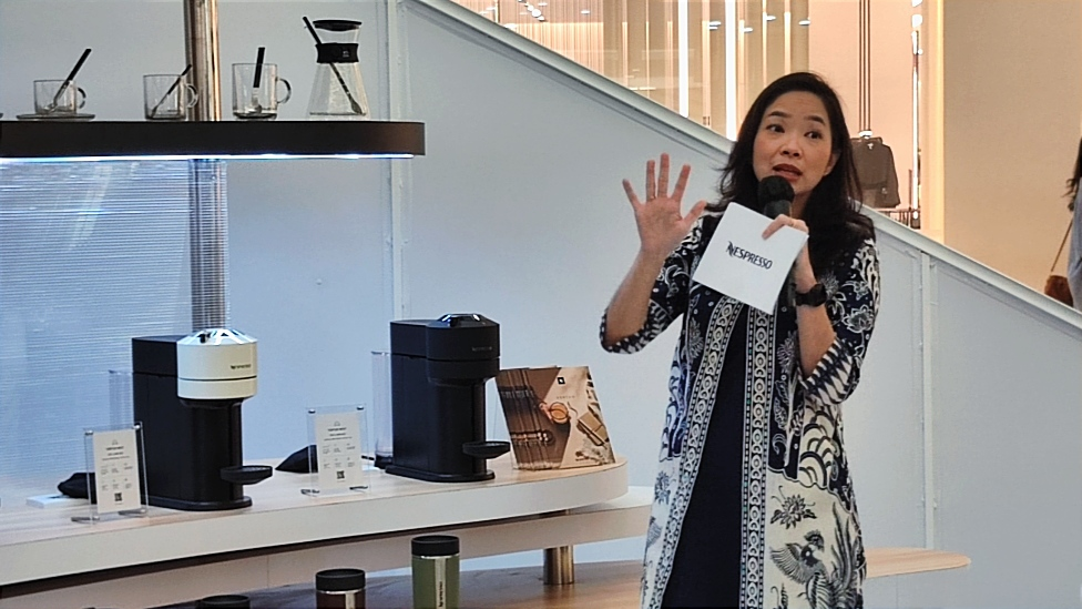 Marketing Manager Nespresso Indonesia, Sarah, bersama dengan mesin kopi Nespresso Vertuo, Jumat (17/2)