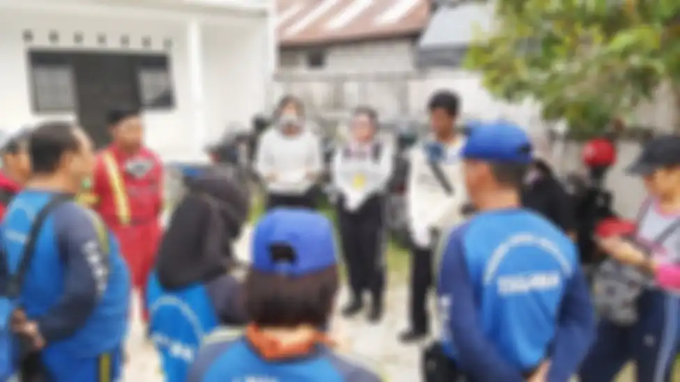 Sebelum terjun ke lokasi pemdaman, para relawan dan sejumlah anggota Taruna Siaga Bencana (Tagana) berkumpul untuk pengarahan dan doa 