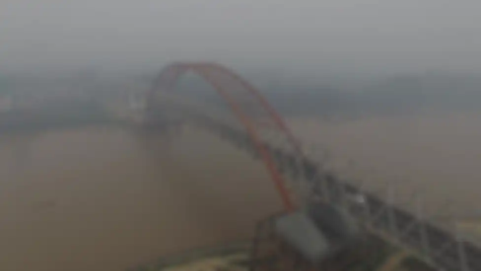 Kabut asap pekat menyelimuti Jembatan Kahayan, Kota Palangkaraya (19/09) 
