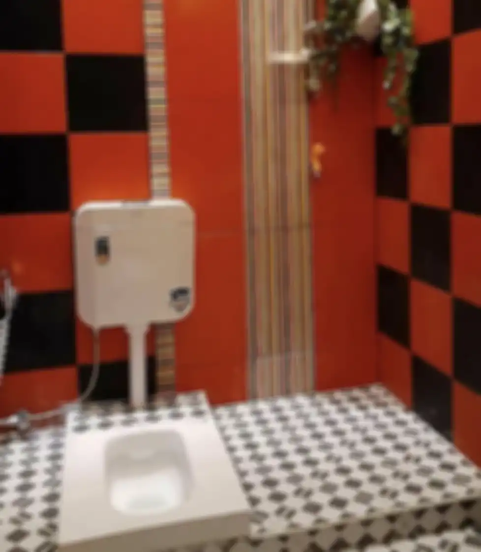 Desain kamar mandi sederhana nan murah tampak bersih kemilau karena trik begini. Kloset jongkok disorot. 8 foto estetiknya jadi bukti.