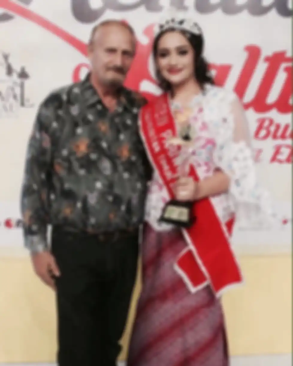 Foto ayah Cristina Laws istri perwira polisi yang disebut mirip Barbie. Cristina pernah menjadi Putri Pariwisata. 