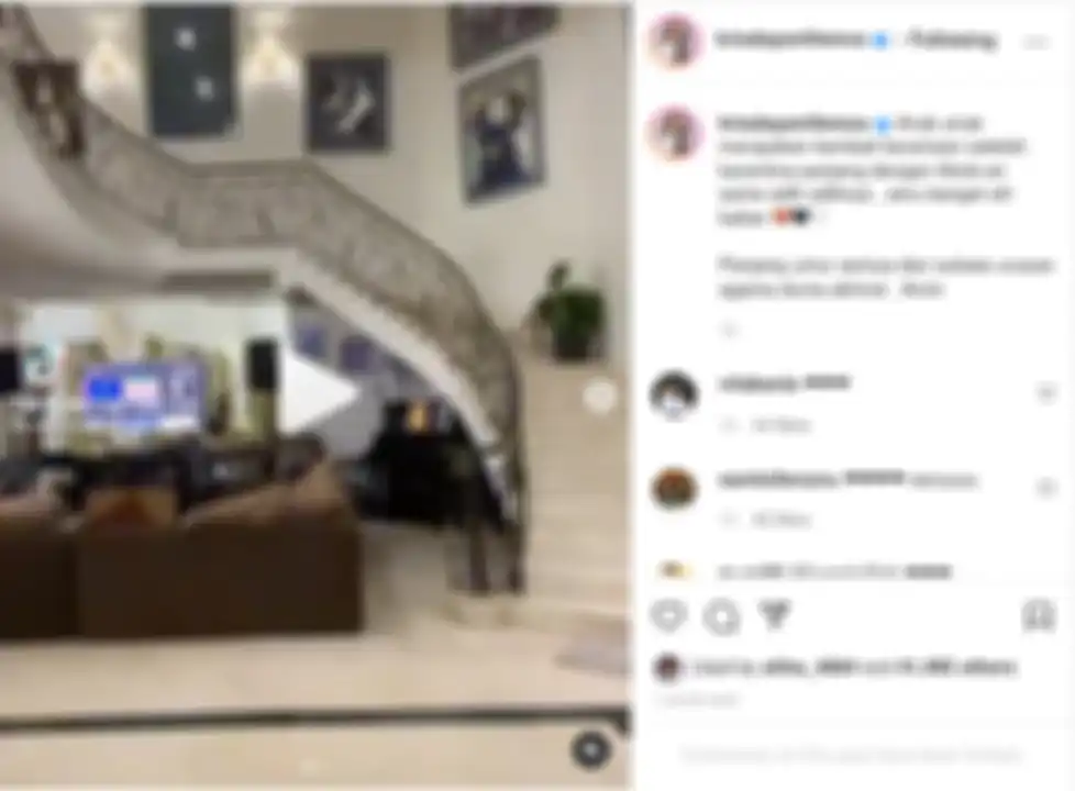Bernuansa putih klasik dan mewah, ternyata begini penampakkan bagian tangga di rumah krisdayanti yang berkesan unik.