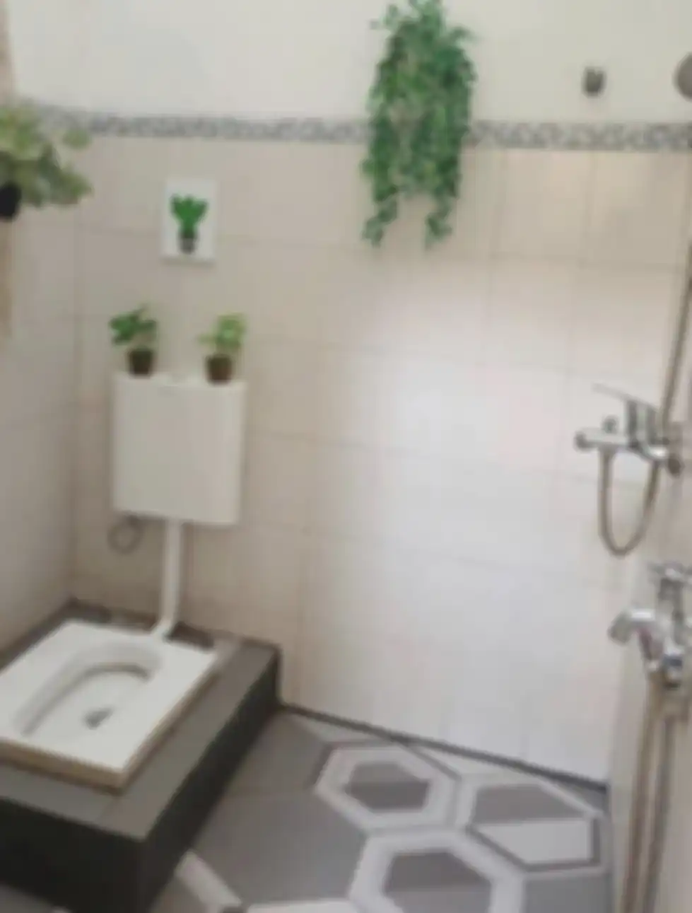 Desain kamar mandi sederhana nan murah tampak bersih kemilau karena trik begini. Kloset jongkok disorot. 8 foto estetiknya jadi bukti.