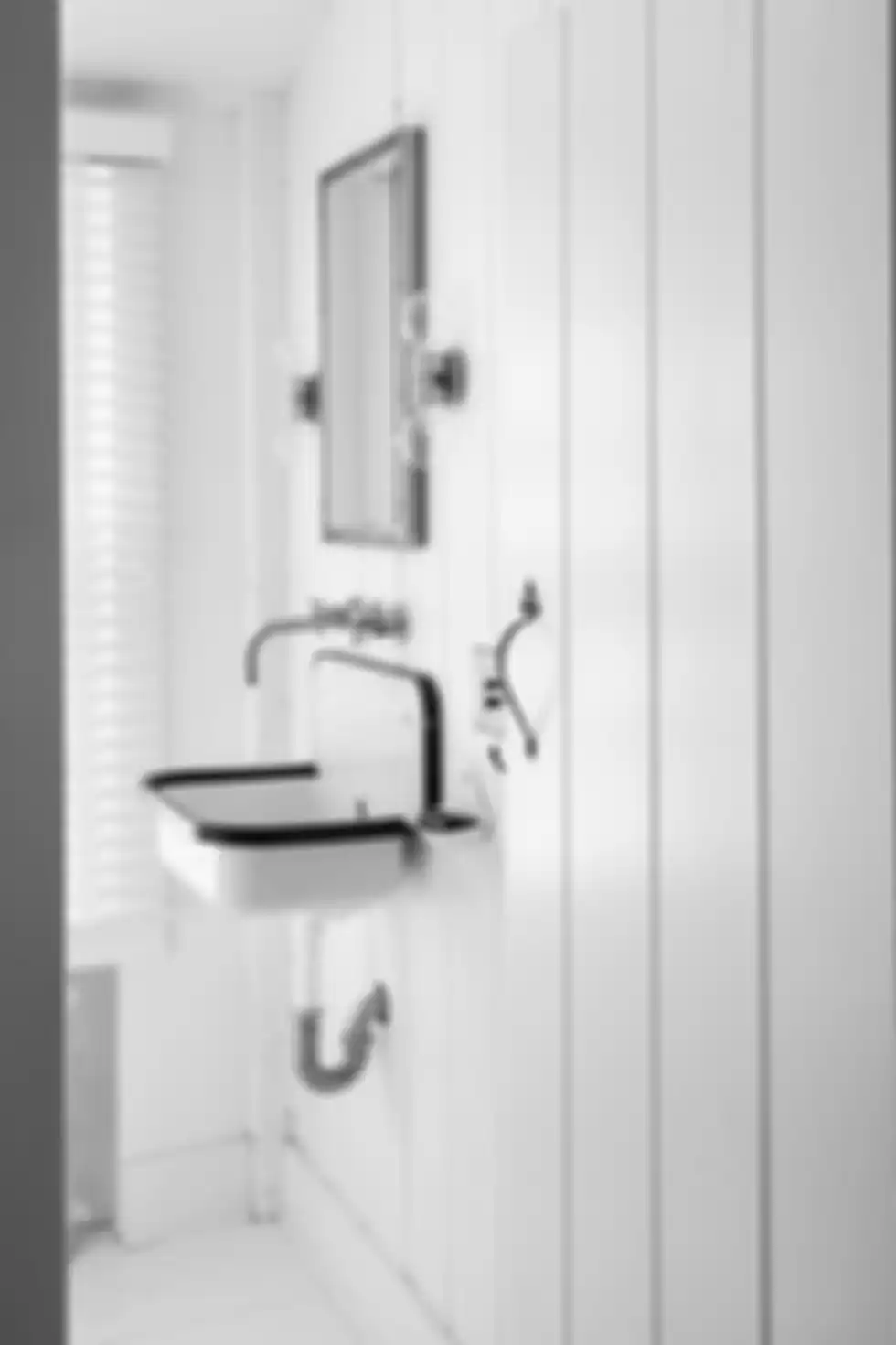 Bangian-bagian yang tersentuh tubuh seperti handle pintu, keran, jangan lupa dibersihkan.