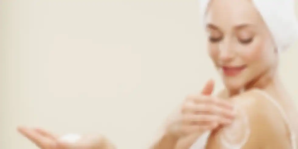 memakai body lotion
