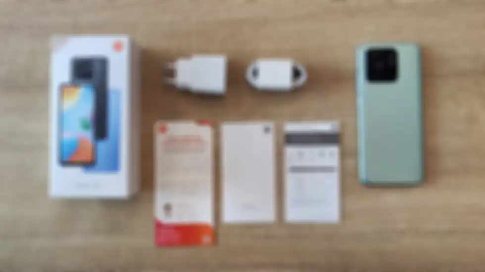 Isi kotak pembelian Redmi 10C.