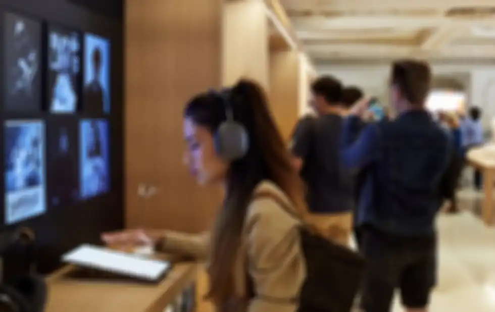 Seorang pengunjung yang mencoba produk Apple di Apple Tower Theatre.