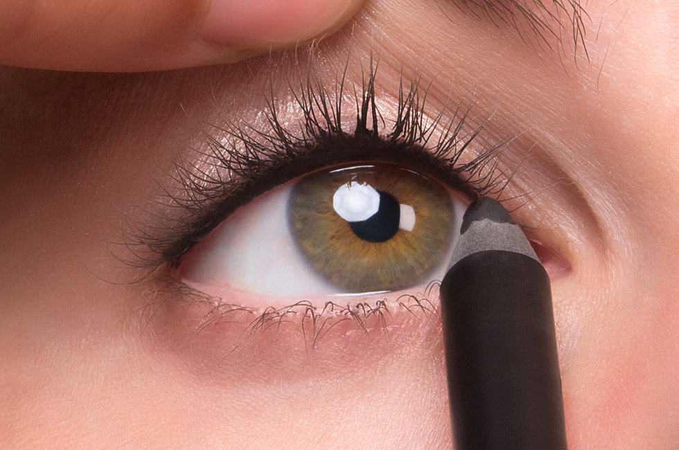 memakai eyeliner pada garis mata atas