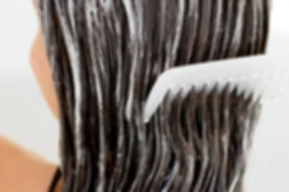 menyisir rambut dengan conditioner