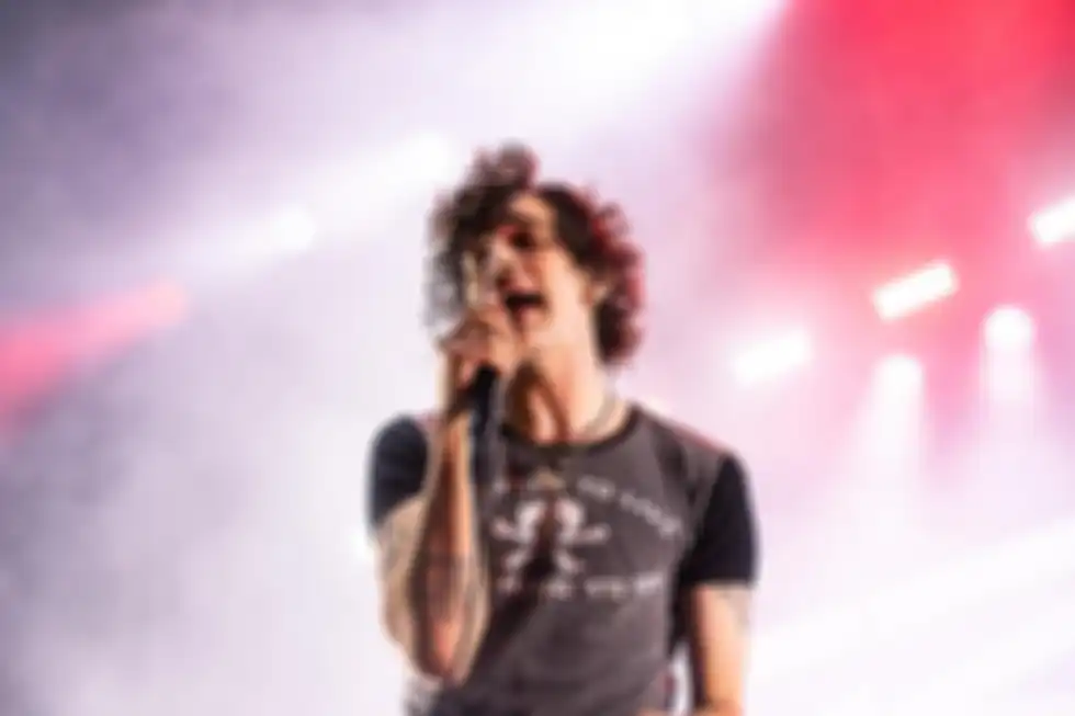 Matty Healy minta bantuan sampe ngomel ke security pake auto-tune