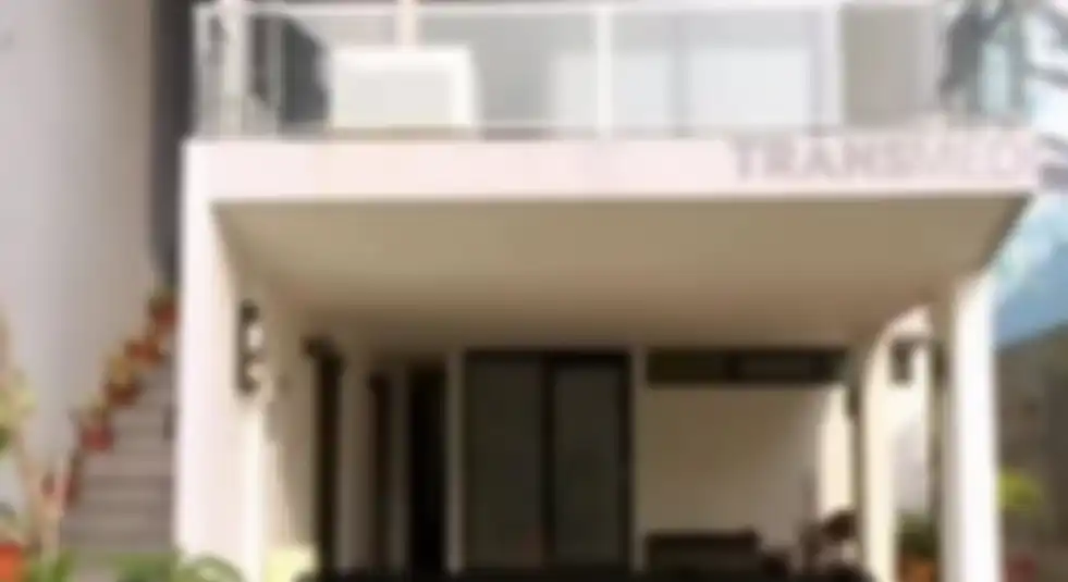 Istri Indra Bekti mengemis dengan menggalang dana biaya perawatan suaminya. Foto rumah mewah Indra Bekti dihujat.