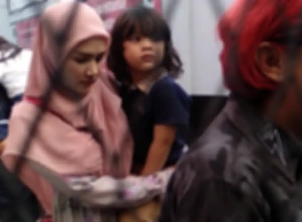  Mulan Jameela menjenguk suaminya, Ahmad Dhani, di Rutan Klas I Cipinang, Jakarta Timur, Kamis (13/6/2019).