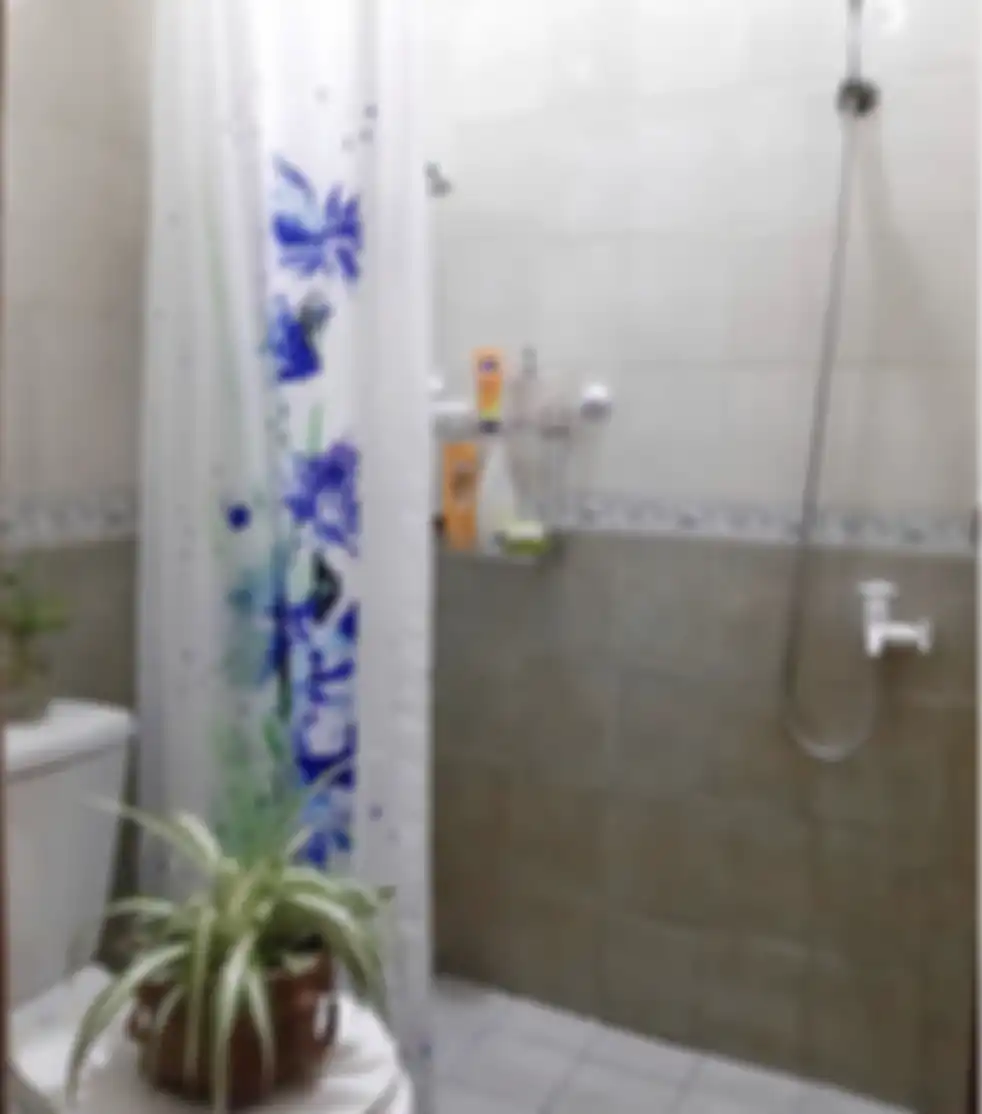 6 foto desain kamar mandi modern ini cocok buat diaplikasikan di rumah type 36. Istri berlega hati. Bujetnya tak sampai bikin mulas. 