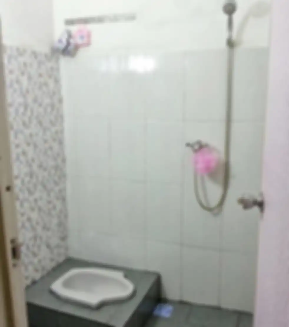 Desain kamar mandi sederhana nan murah tampak bersih kemilau karena trik begini. Kloset jongkok disorot. 8 foto estetiknya jadi bukti.