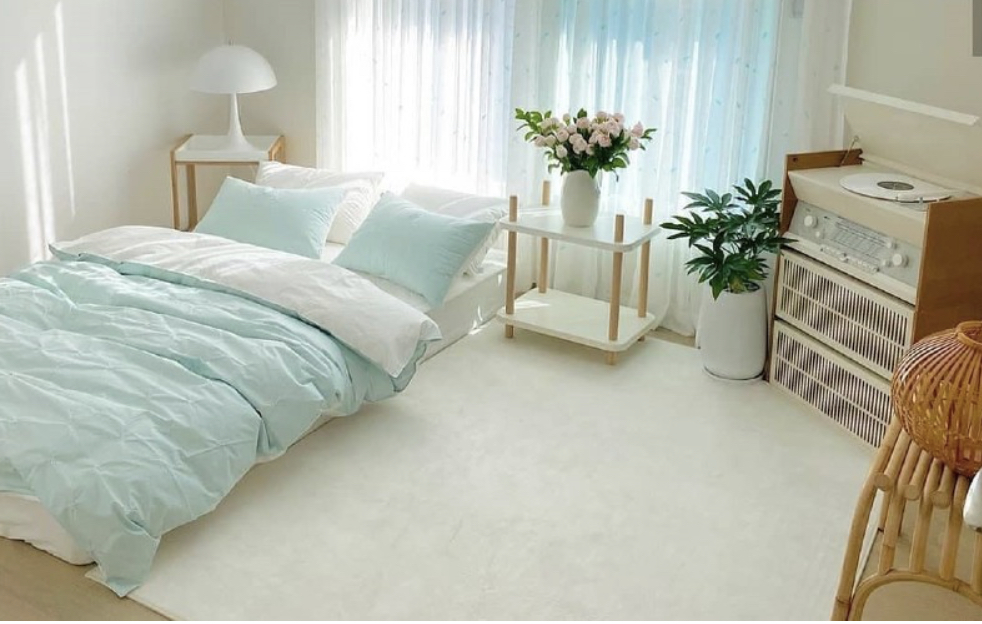Desain kamar tidur sederhana tapi mewah ini bikin Ibu-ibu jadi malas kemana-mana. Intip 9 foto estetiknya yuk. Nyaman abis, kan?