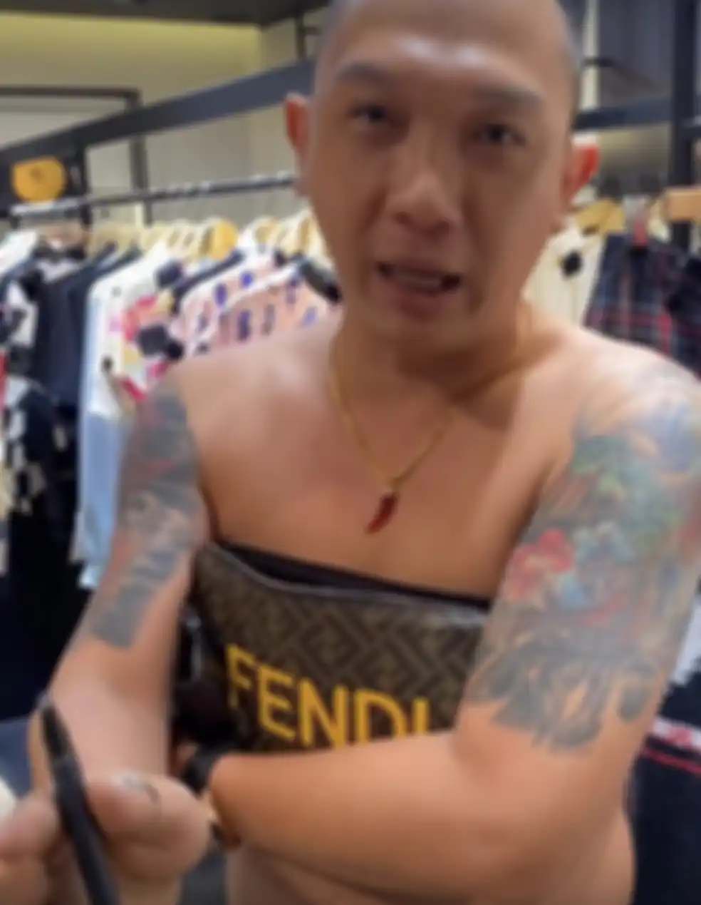 Pengusaha viral di TikTok ini nekat pergi ke mal tanpa busana. Foto aksinya sampai dikomentari ayah Salmafina Sunan.